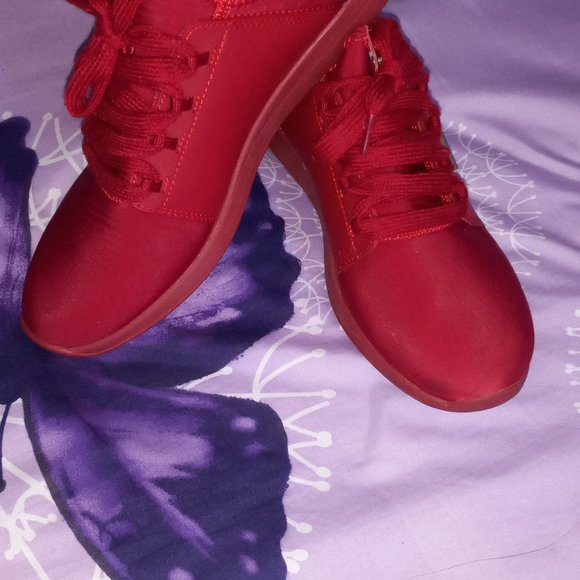 GUESS SIZE 8 RED IN GOOD CONDITION SOFT CLOTH LIKE SHOES - Picture 1 of 3
